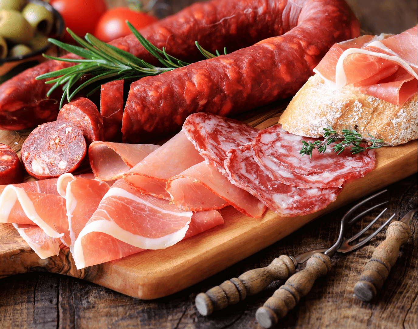 Ein Holzschneidebrett, das eine Auswahl an Fleisch zeigt