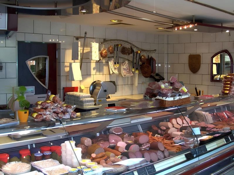 Unsere Fleischtheke mit vielfältiger Auswahl